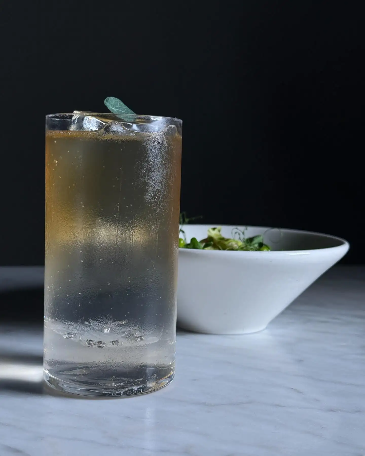 Spring is here.

Try our pairing:

- Poached egg, green and white asparagus, peas, radicchio

- Smoked Peach: Tequila Espolon Blanco, Peach, AKA Lapsang

#CaricoMilano #staycarico #cocktails #milano